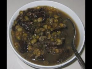 Read more about the article CHE DAU XANH NAM MEO BOT KHOAI (Sweet Mung Bean with Wood Ear and Tapioca Strip Dessert) – How to Make It