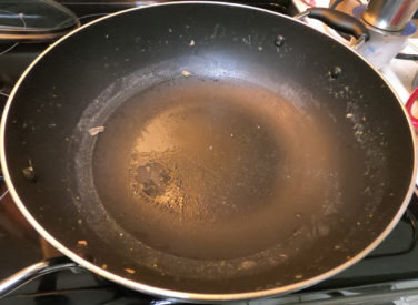 How to clean a pan, a saucepan, a pot… without making your hand dirty.